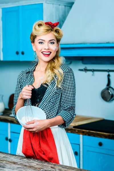 Femme au foyer cuisine dans la cuisine — Photo de stock