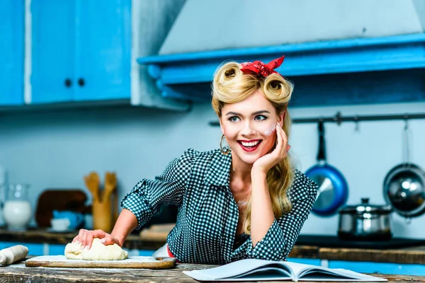 Ama de casa cocina en la cocina — Stock Photo