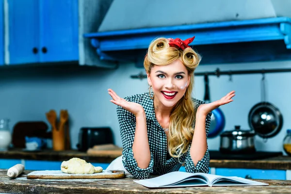 Femme au foyer cuisine dans la cuisine — Photo de stock