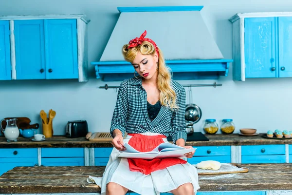 Femme au foyer lecture livre de cuisine — Photo de stock