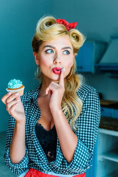 Pin up girl with cupcake — Stock Photo