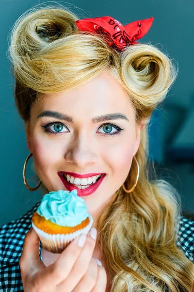 Épingler fille avec cupcake — Photo de stock