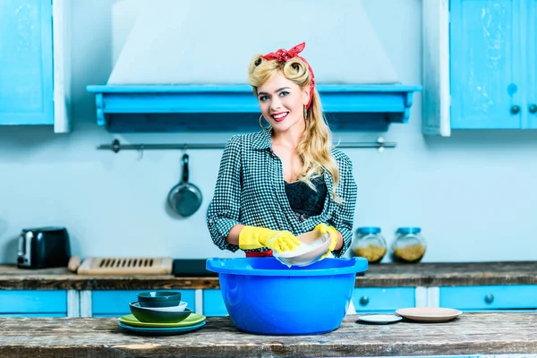 Housewife washing dishes — Stock Photo