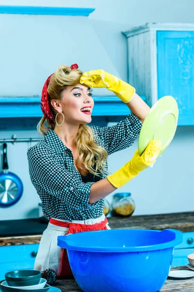 Housewife washing dishes — Stock Photo