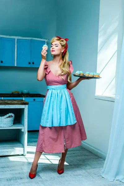 Hausfrau mit Cupcakes anstecken — Stockfoto