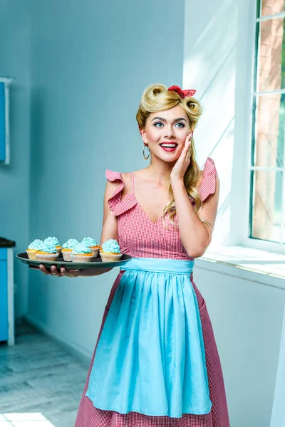 Pin up woman with cupcakes — Stock Photo