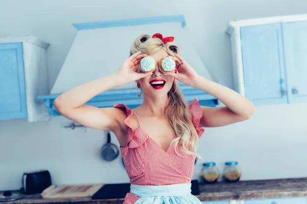 Dona de casa segurando cupcakes — Fotografia de Stock