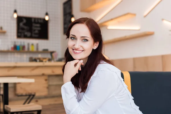 Frau sitzt in Café — Stockfoto