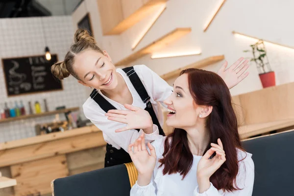 Madre e figlia nel caffè — Foto stock