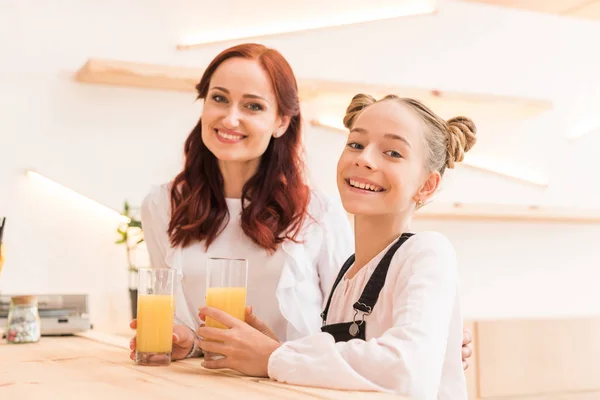 Madre e figlia nel caffè — Foto stock