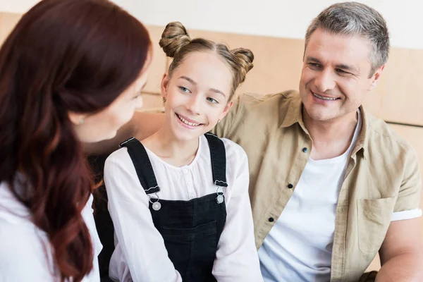 Familia pasar tiempo juntos - foto de stock