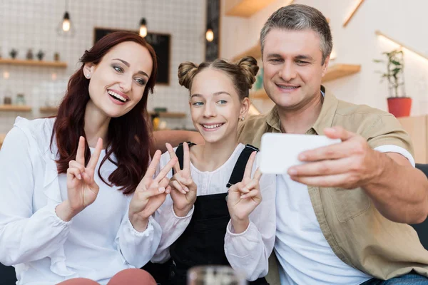 Famiglia prendendo selfie in caffè — Foto stock