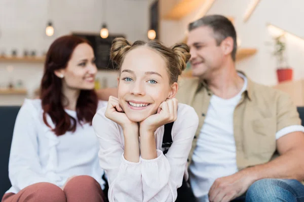 Hermosa familia en la cafetería - foto de stock