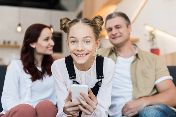 Belle famille dans le café — Photo de stock