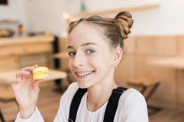 Hermosa chica adolescente con macarrón — Stock Photo