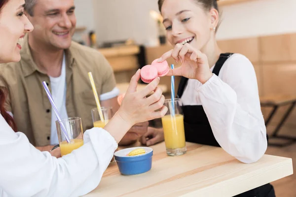 Bella famiglia nel caffè — Foto stock