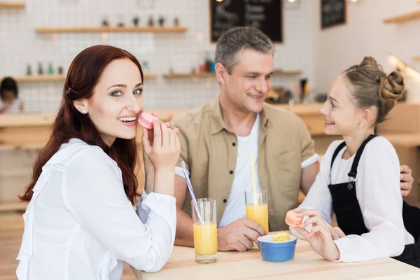 Belle famille dans le café — Photo de stock