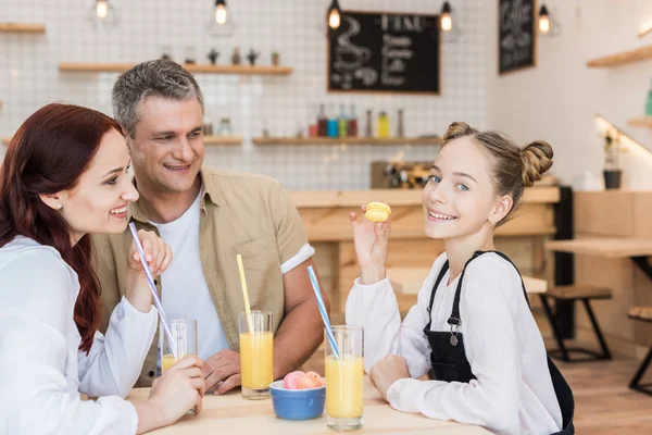 Bella famiglia nel caffè — Foto stock