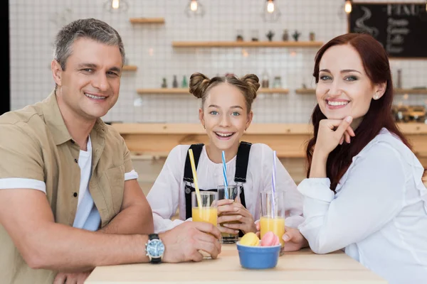 Красивая семья в кафе — стоковое фото