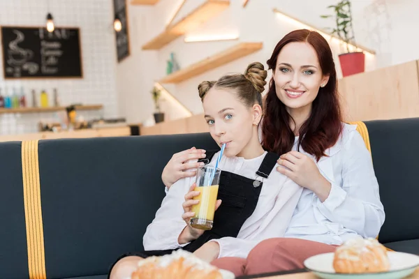 Madre e figlia nel caffè — Foto stock