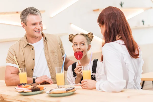 Hermosa familia en la cafetería - foto de stock