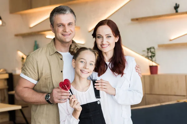 Couple et adolescent fille dans café — Photo de stock