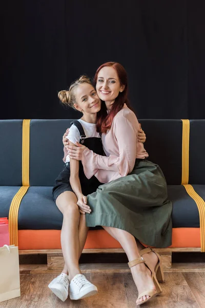 Madre e hija abrazando - foto de stock