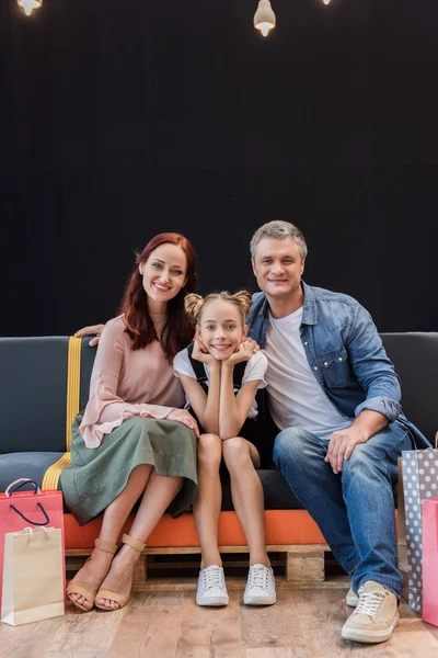 Família sentada no sofá — Fotografia de Stock