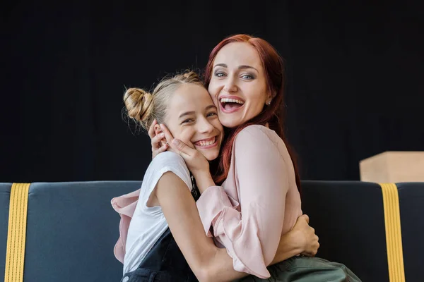 Madre e hija abrazando - foto de stock