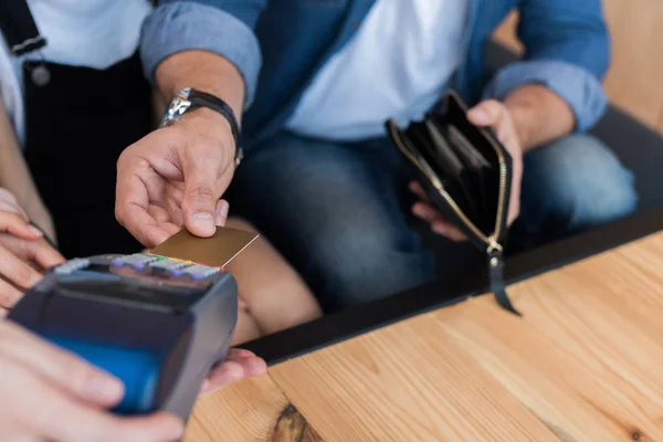 Homme payant par carte de crédit — Photo de stock