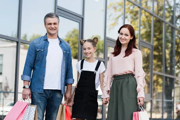 Familia con bolsas de tiro - foto de stock