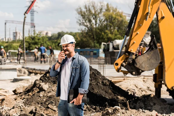 Trabajador de la construcción con walkie talkie - foto de stock