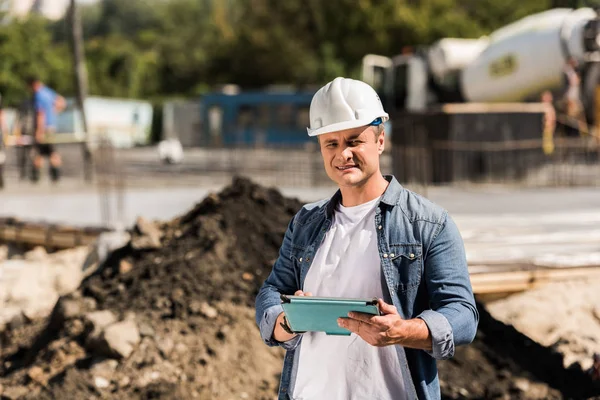 Trabajador de la construcción con tablet - foto de stock