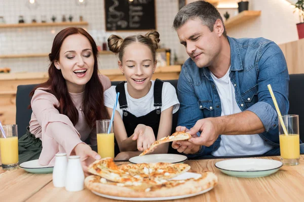 Happy family eating pizza — Stock Photo