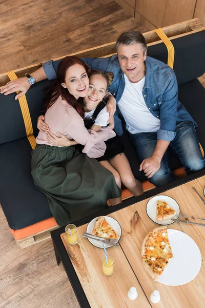 Famille heureuse dans le café — Photo de stock