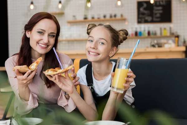 Madre e figlia nel caffè — Foto stock