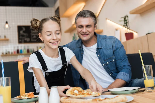 Pai e filha comendo pizza — Fotografia de Stock