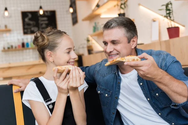 Pai e filha comendo pizza — Fotografia de Stock