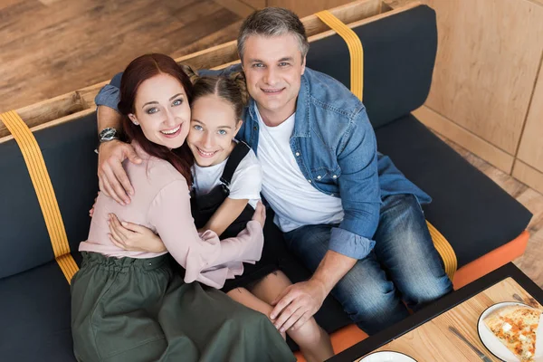 Famille heureuse dans le café — Photo de stock