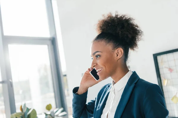 Mujer de negocios hablando en smartphone - foto de stock