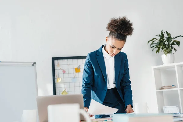 Femme d'affaires travaillant avec des papiers — Photo de stock