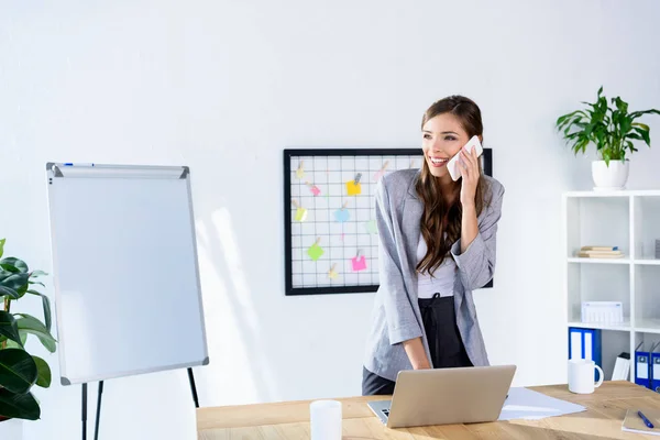 Femme d'affaires utilisant des appareils numériques — Photo de stock