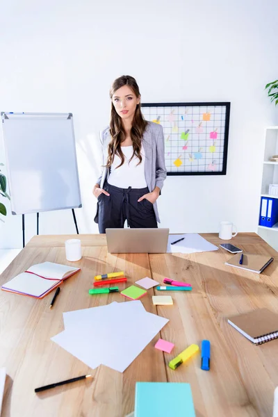 Femme d'affaires confiante en fonction — Photo de stock