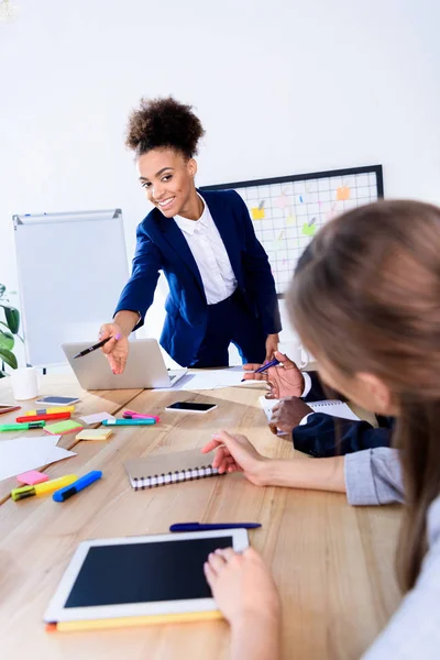 Mujer de negocios afroamericana - foto de stock