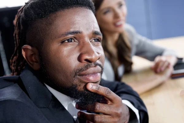 Hombre de negocios afroamericano - foto de stock