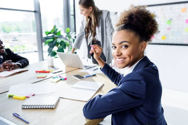 Femme d'affaires afro-américaine en fonction — Photo de stock