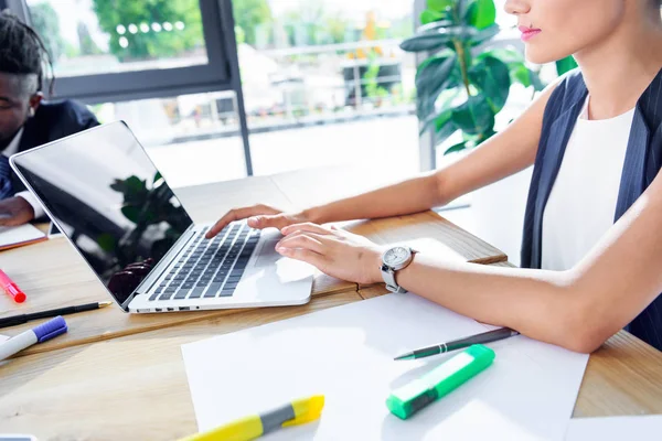 Donna d'affari utilizzando il computer portatile — Foto stock