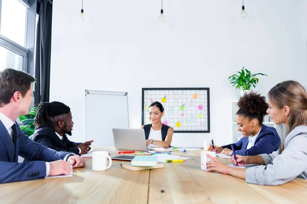 Colegas multiétnicos que tienen reunión de negocios - foto de stock