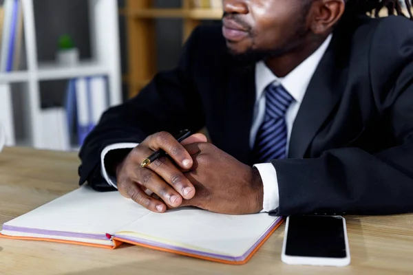 Hombre de negocios afroamericano - foto de stock