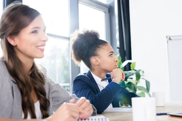 Jóvenes empresarias trabajando juntas — Stock Photo
